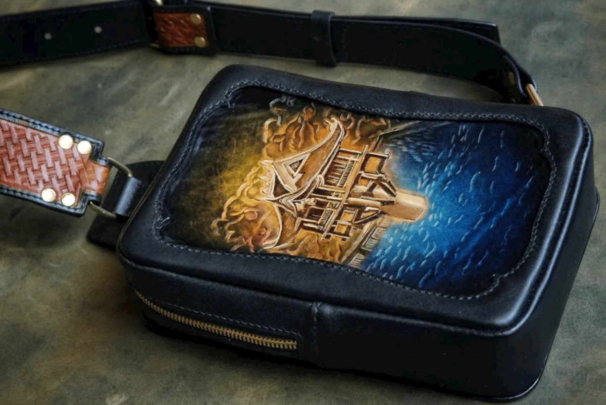 Saigon Leather’s Customizable Double-Sided Engraved Leather Handbag – Luminous Pavilion, Echoing Waters Edition - Image 3