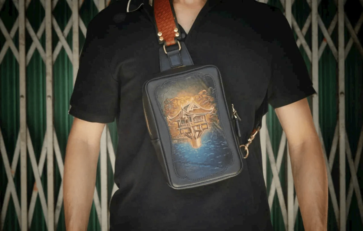 Saigon Leather’s Customizable Double-Sided Engraved Leather Handbag – Luminous Pavilion, Echoing Waters Edition - Image 4